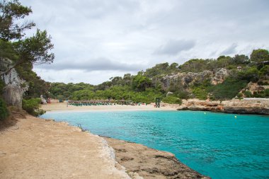 Sandy beach kayaların arasında. Özel plaj.