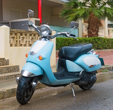 Mavi scooter sokakta park edilmiş..