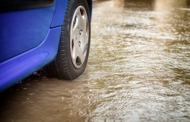 Araba şehir şiddetli yağmur sırasında.