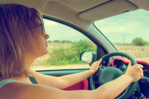 Vrouw in glazen auto rijden. Vintage effect foto. — Stockfoto