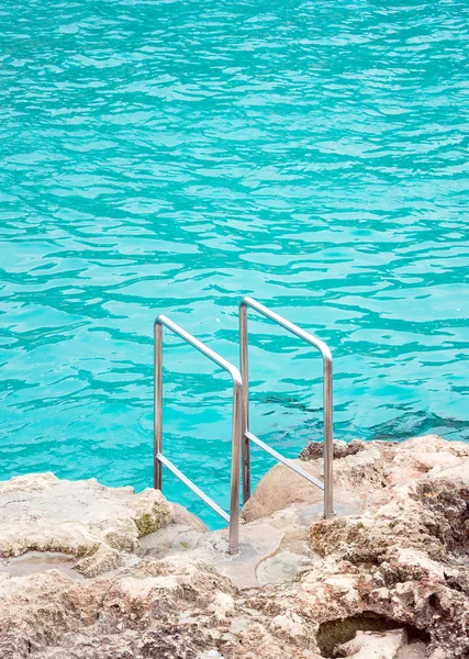 Corrimãos montadas na rocha perto do mar . — Fotografia de Stock