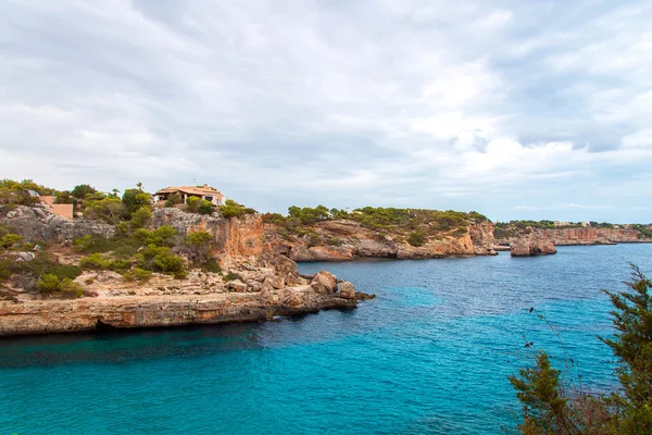 Hermoso paisaje natural. Casa en la colina . — Foto de Stock