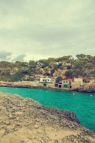 Edificios de apartamentos tropicales cerca del mar . — Foto de Stock