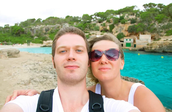 Selfie. Pareja tomando fotos en la playa . — Foto de Stock