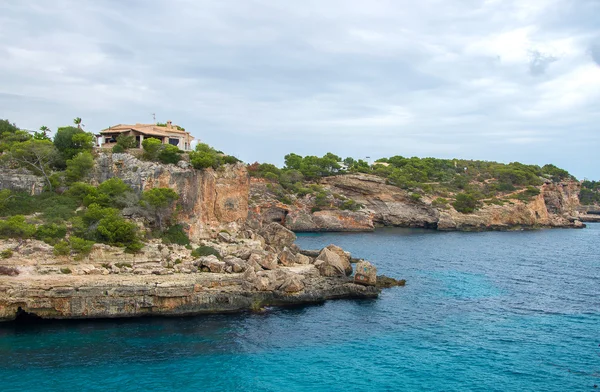 Hermoso paisaje natural. Casa en la colina . —  Fotos de Stock