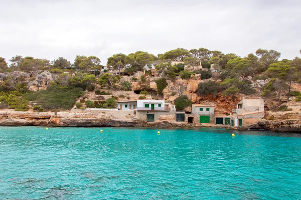 Tropical apartment buildings near the sea. — Stock Photo, Image