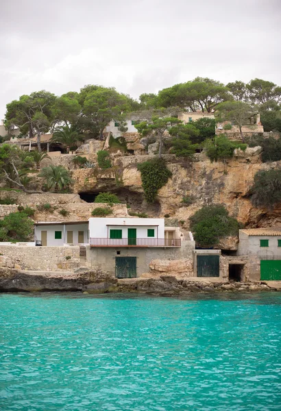 Edifícios de apartamentos tropicais perto do mar . — Fotografia de Stock