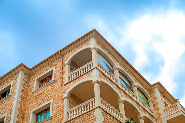 Retrato de edificio de apartamentos tropicales con balcones . — Foto de Stock