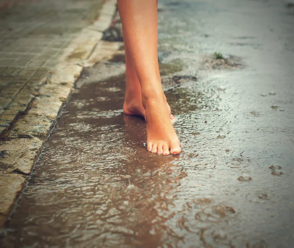 Kobieta korzystających tropikalny deszcz. Nogi. — Zdjęcie stockowe