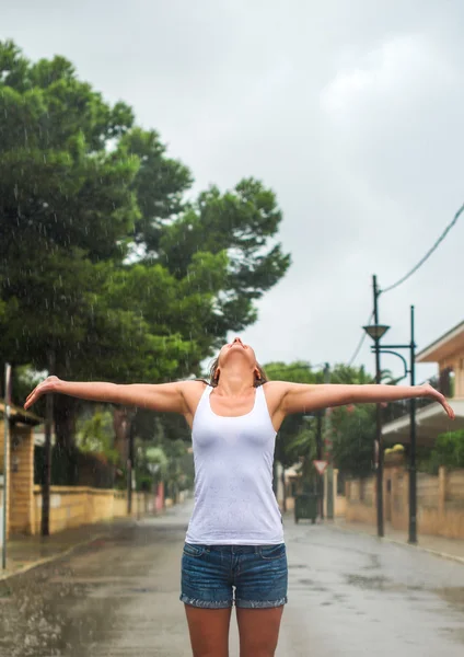 Mujer rubia feliz disfrutando de lluvia tropical . — Foto de Stock