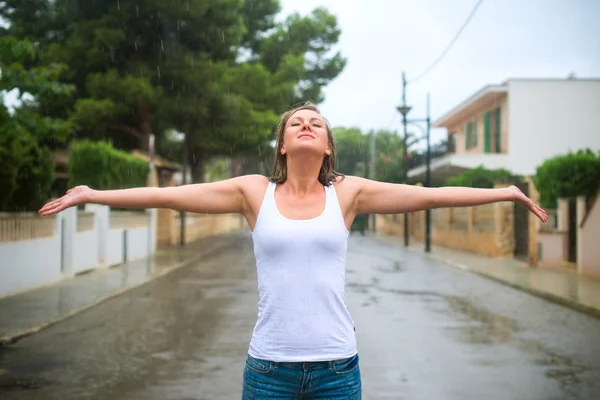 Ευτυχισμένος ξανθιά γυναίκα απολαμβάνοντας τροπική βροχή. — Φωτογραφία Αρχείου