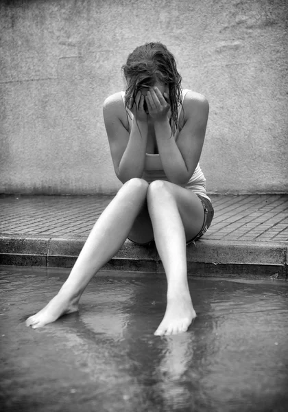 Грустная женщина плачет на улице. Черно-белое фото . — стоковое фото