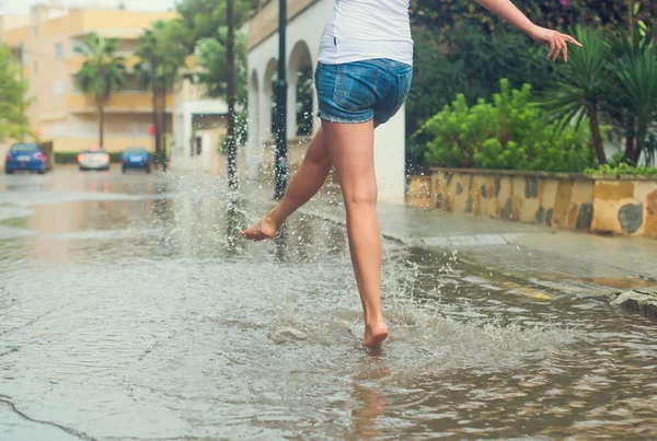 Donna che si diverte per strada dopo la pioggia . — Foto Stock