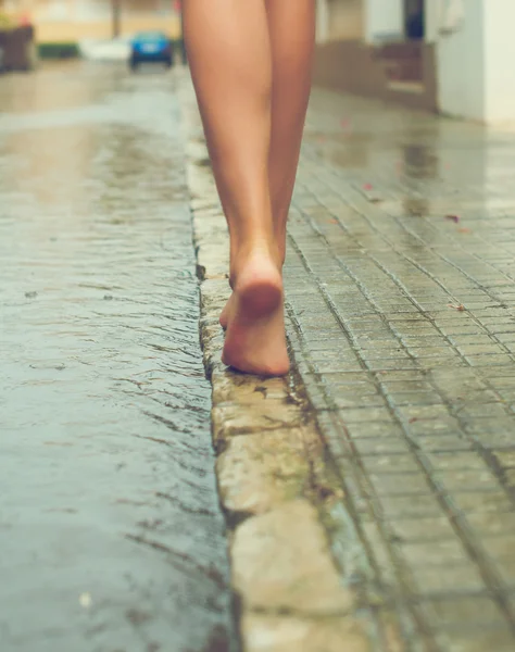 Nő birtoklás móka az utcán, az eső után. — Stock Fotó
