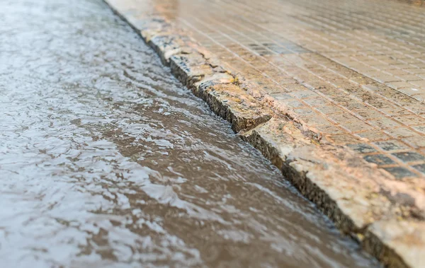 Gotas de fuertes lluvias en la ciudad . — Foto de Stock