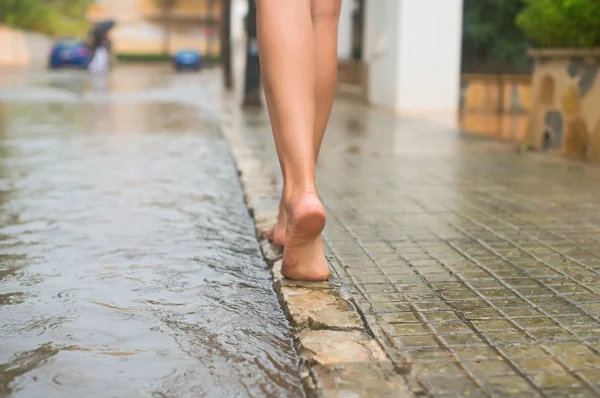 Frau amüsiert sich nach dem Regen auf der Straße. — Stockfoto