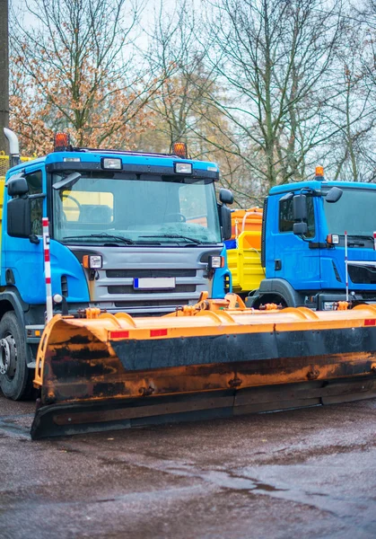 Road diensten zijn klaar voor de winter. Winter dienstvoertuigen. — Stockfoto