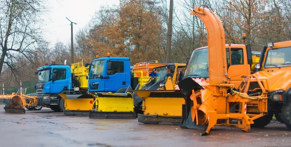 Die Straßenmeistereien sind für den Winter gerüstet. Winterdienstfahrzeuge. — Stockfoto