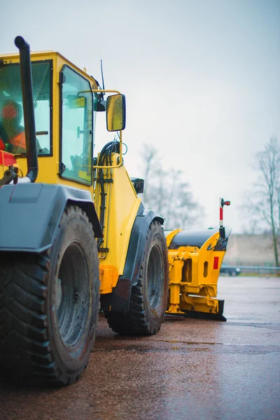 Traktor, eke-kerettel. Téli közúti szolgáltatások készen áll a téli. — Stock Fotó