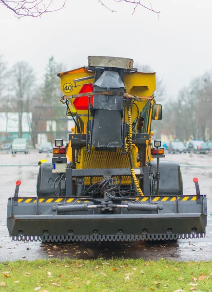 Road diensten zijn klaar voor de winter. Winter servicevoertuig. — Stockfoto