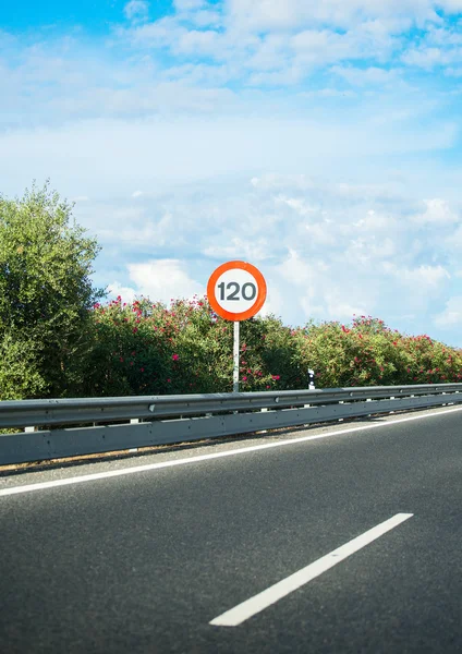Empty asphalt road with speed limit sign. — Stock Photo, Image