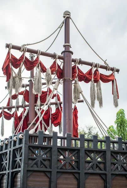 Oude zeilen schip masten met rode zeilen. — Stockfoto