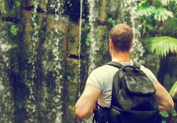 Турист з рюкзаком біля водоспаду. Вінтажний ефект. Простір для — стокове фото