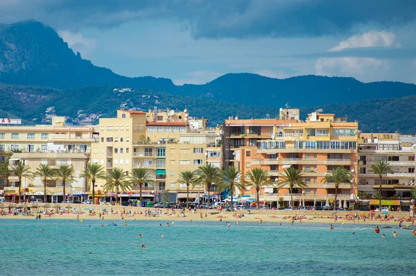 The shoreline of beach and the city. — Free Stock Photo