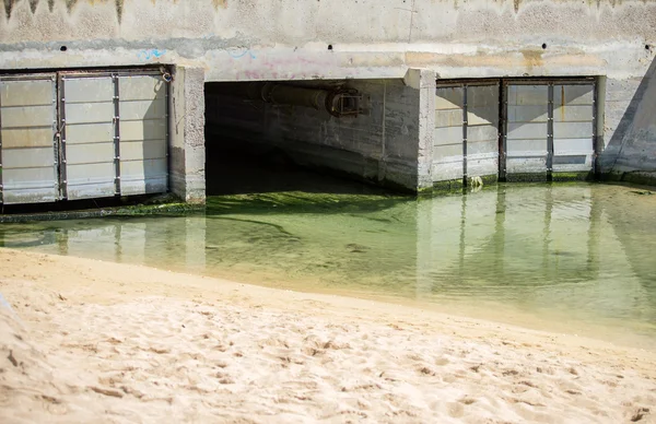 Aguas residuales urbanas. Alcantarillado en la ciudad . — Foto de Stock