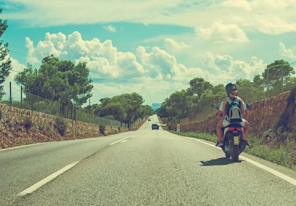 Yazın yol trafiği. — Stok fotoğraf