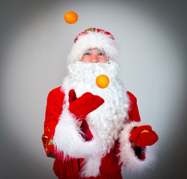Noel Baba mandalina ile hokkabazlık.