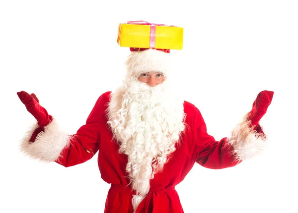 Weihnachtsmann mit Geschenk auf dem Kopf. isoliert auf weiß. — Stockfoto