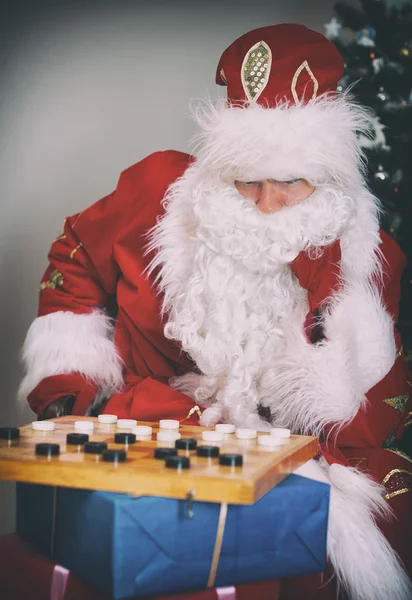 Papá Noel está jugando a las damas . — Foto de Stock
