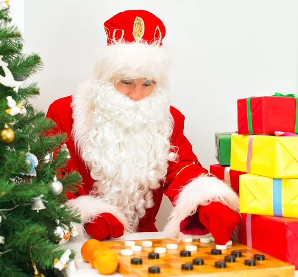 Papá Noel está jugando a las damas . — Foto de Stock