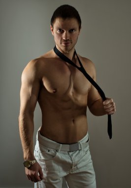 Çekici kaslı adam kravat ile poz.