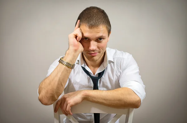 Hübsches männliches Modell sitzt auf dem Stuhl. — Stockfoto