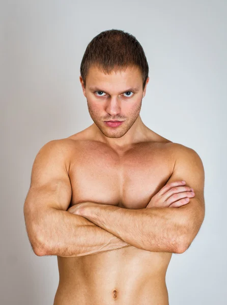 Modelo masculino muscular con los brazos cruzados . — Foto de Stock