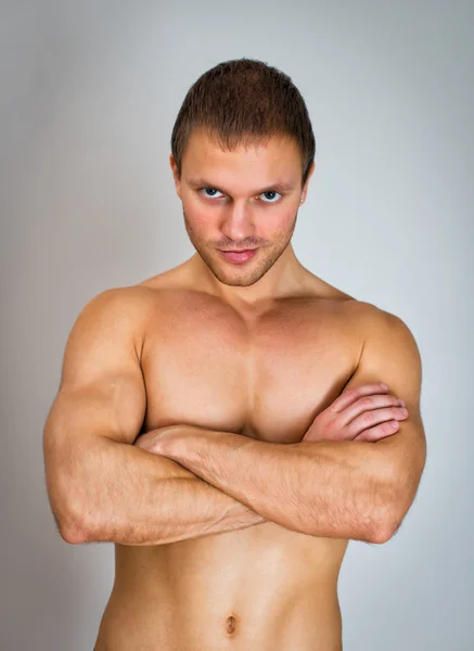 Modelo masculino muscular con los brazos cruzados . — Foto de Stock