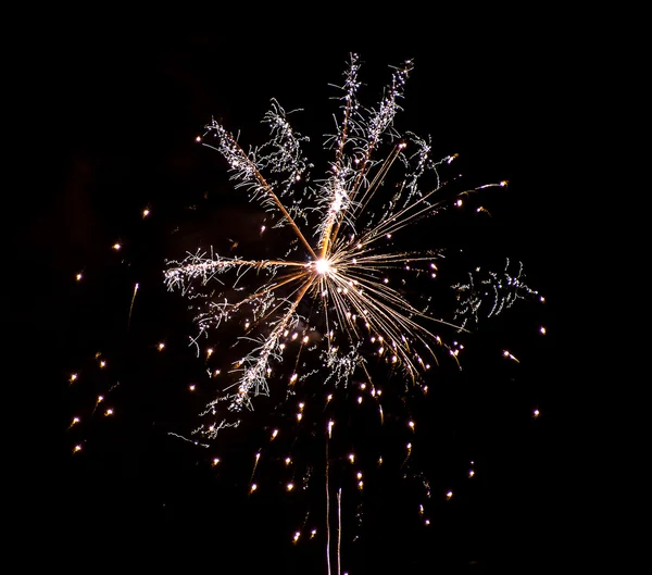 Feuerwerk am Himmel. Neujahrsfeier. — Stockfoto