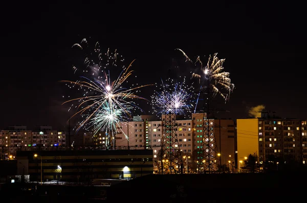 Фейерверки над городом. Новогодний праздник . — стоковое фото
