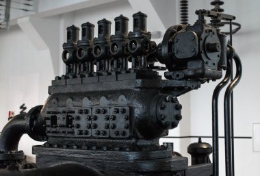 Motor. Eski elektrik santralinin bir parçası..