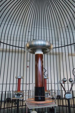 Rezonans trafosu faraday kafesi içinde. Tesla bobini.