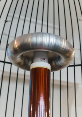 Rezonans trafosu faraday kafesi içinde. Tesla bobini.