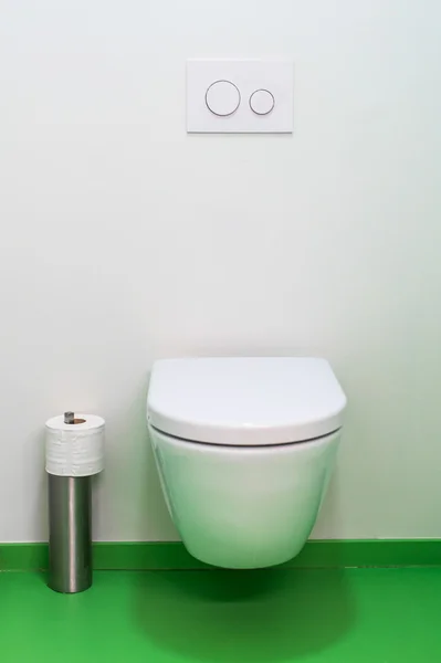 Wc urinario limpio en baño público . — Foto de Stock
