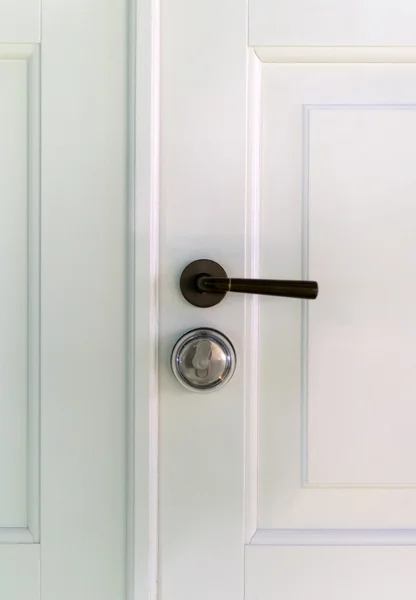 Vista de cerca de la puerta de madera blanca con mango . — Foto de Stock