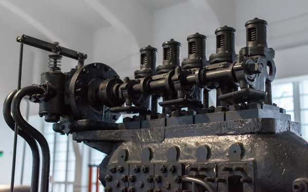 Een motor. Deel van oude elektriciteitscentrale. — Stockfoto
