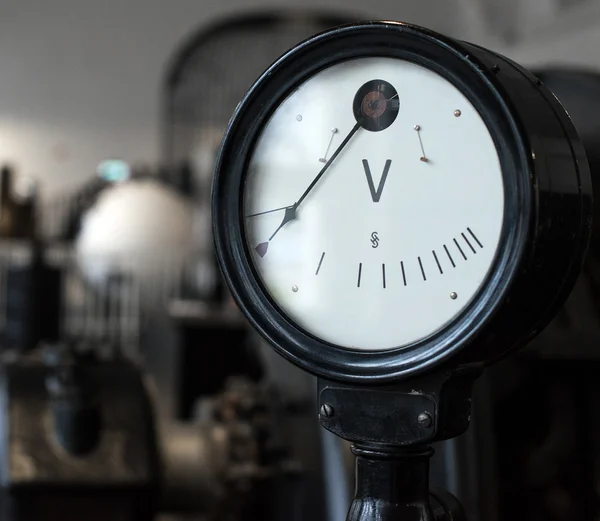 Vintage voltmeter. Deel van de oude elektriciteitscentrale. — Stockfoto