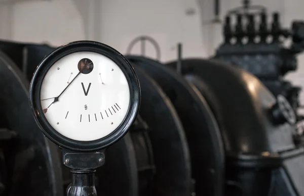 Vintage voltmeter. Deel van de oude elektriciteitscentrale. — Stockfoto