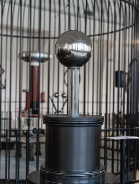 Resonant transformator in kooi van faraday. Tesla coil. — Stockfoto