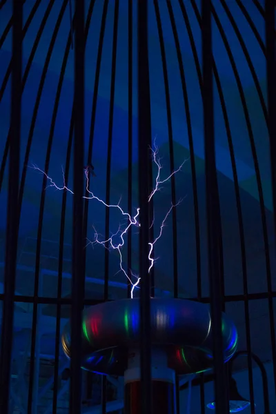 Resonant transformer in work. Tesla coil. — Stock Photo, Image